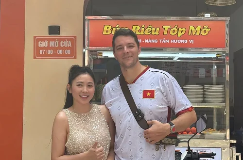 Khi khách Tây mê bún riêu Huy Móm