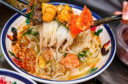 Từ một tô bún riêu đến hai điểm hẹn của Huy Móm